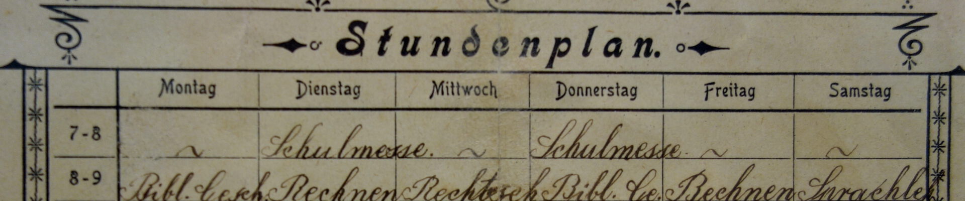 <a href="https://commons.wikimedia.org/wiki/File:Stundenplan_1898.jpg">Mabit1</a>, <a href="https://creativecommons.org/licenses/by-sa/4.0">CC BY-SA 4.0</a>, via Wikimedia Commons