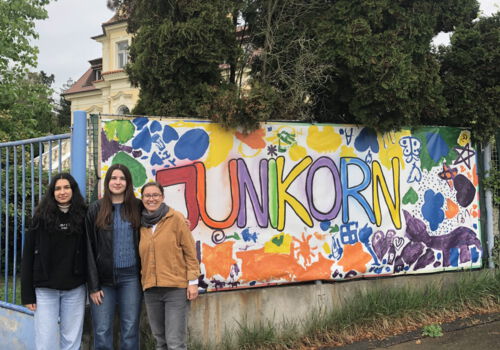 Unsere Praktikantinnen zusammen mit Frau Nerowski vor dem deutsch-tschechischen Kindergarten in Pilsen.