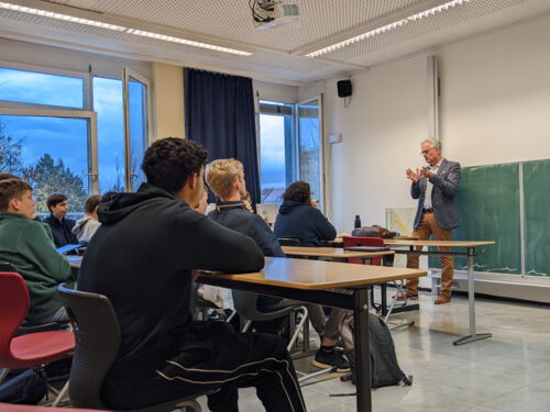 Herr Dinkelbach hält einen Vortrag vor einer Gruppe Schüler