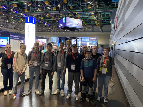 Eien Gruppe Schüler*Innen in der Messehalle